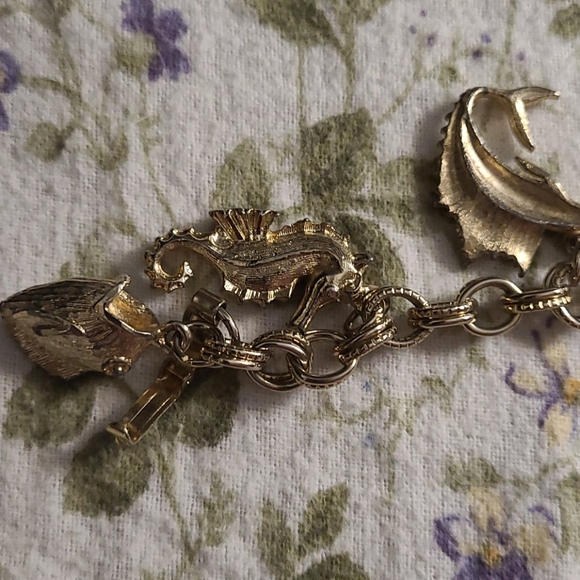 EUC GOLD-TONE NAUTICAL CHARM BRACELET - Picture 7 of 8